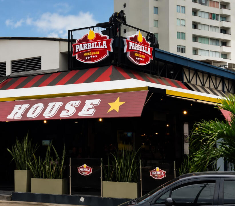 PARRILLA EXPRESS (Diseño e instalación de fachada)