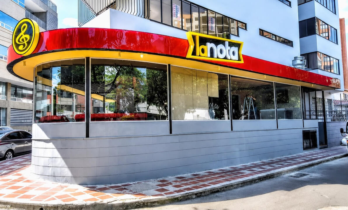 LA NOTA BURGER (Aviso de fachada & montaje)
